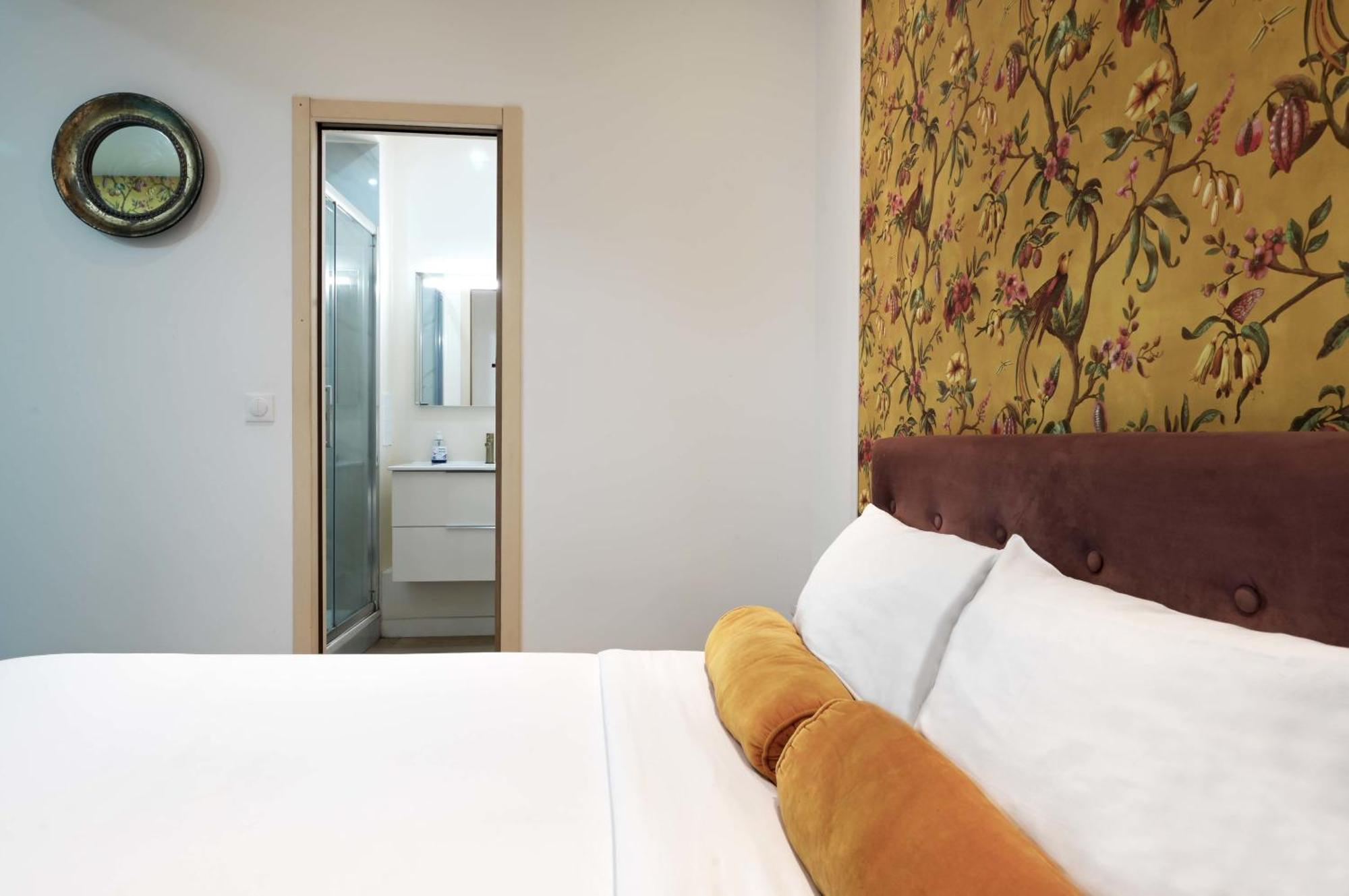 Modern Renovated Studio With A Touch Of Gilded Glamour Central Paris Apartment Exterior photo