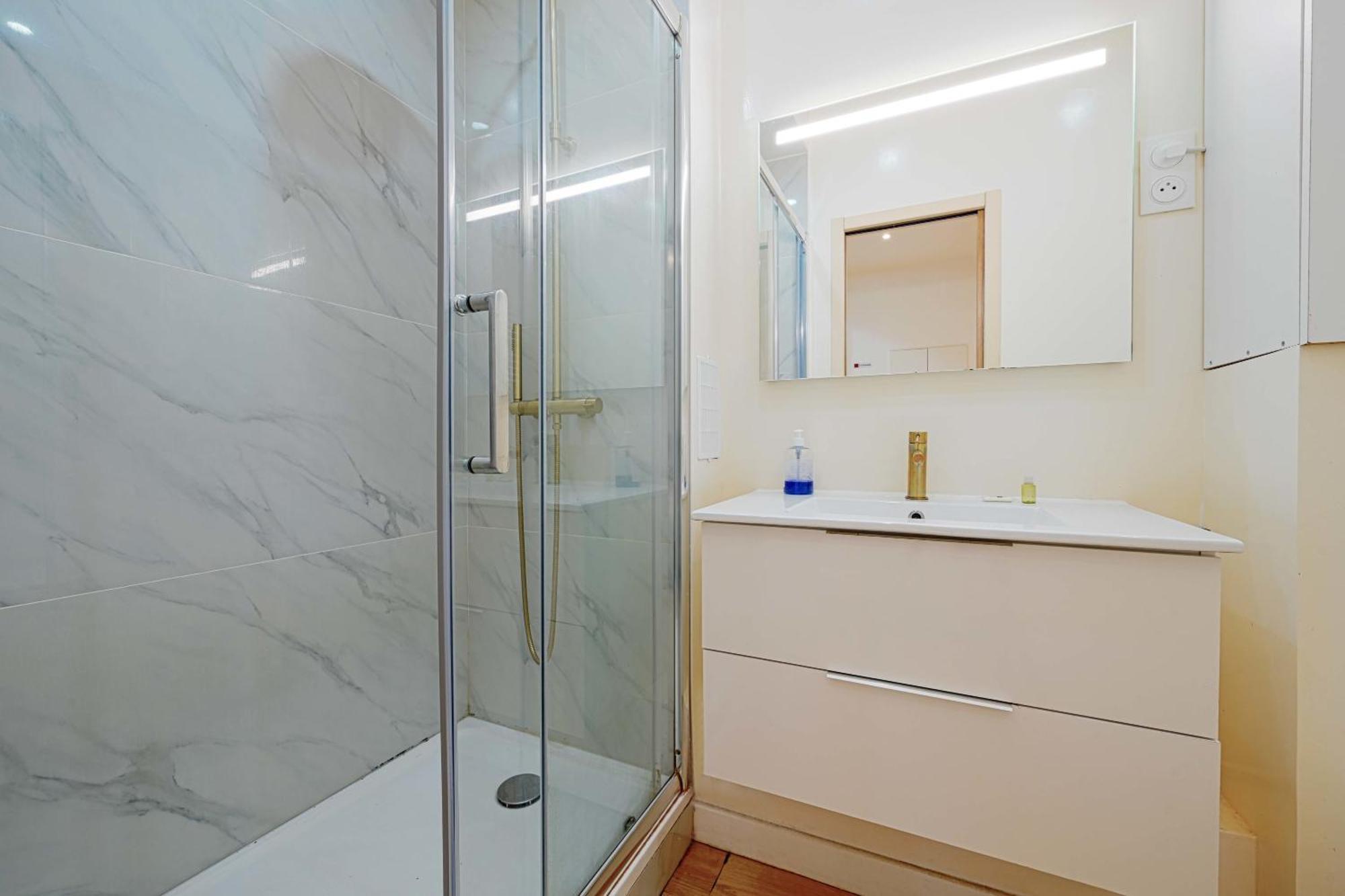 Modern Renovated Studio With A Touch Of Gilded Glamour Central Paris Apartment Exterior photo