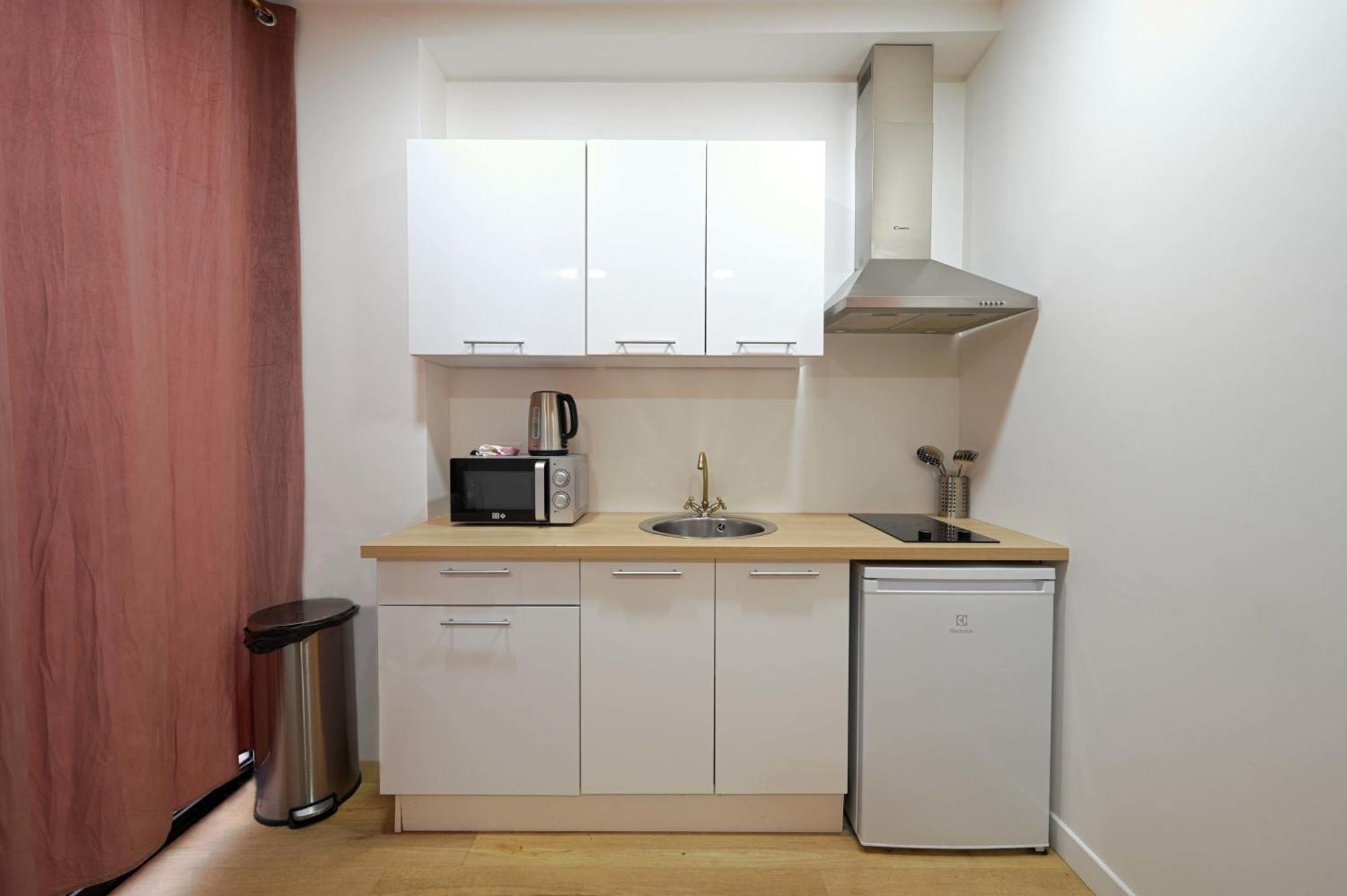 Modern Renovated Studio With A Touch Of Gilded Glamour Central Paris Apartment Exterior photo